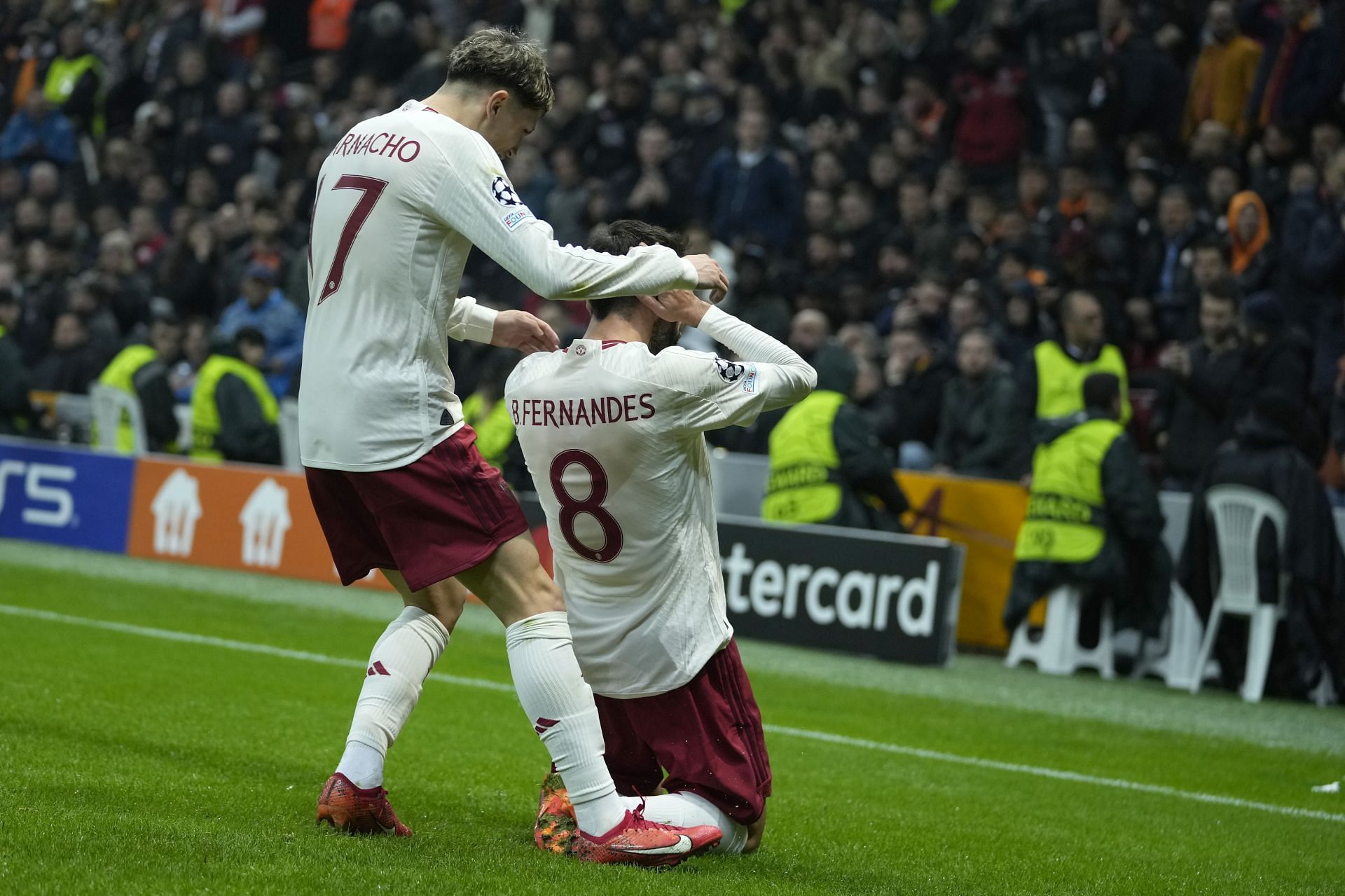Fernandes scores wonderful goal with long-range strike in Champions League
